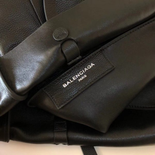 Ba*len*cia*ga-everyday-tote-3