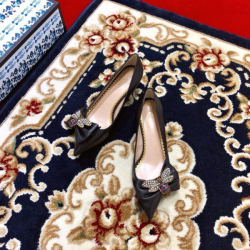 G*u*i-leather-pump-with-bow