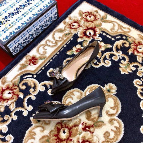 G*u*i-leather-pump-with-bow