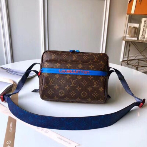 l0*is-V*t0n-catwalk-models-messenger-bag
