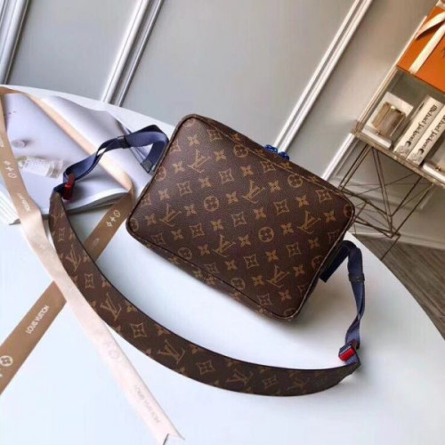 l0*is-V*t0n-catwalk-models-messenger-bag