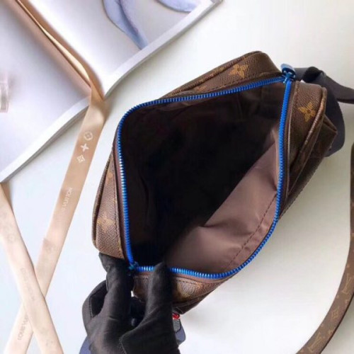 l0*is-V*t0n-catwalk-models-messenger-bag