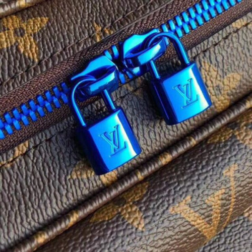 l0*is-V*t0n-catwalk-models-messenger-bag