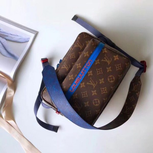 l0*is-V*t0n-catwalk-models-messenger-bag