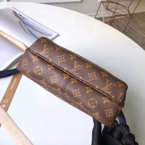 l0*is-V*t0n-catwalk-models-messenger-bag