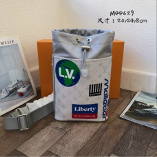 louis-vuitton-chalk-bag-5 louis-vuitton-chalk-bag-5