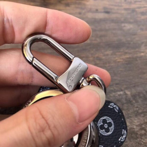 l0*is-V*t0n-key-holder-3