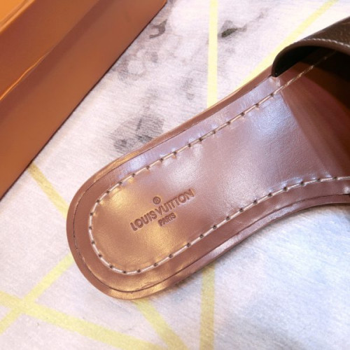 l0*is-V*t0n-lock-slippers-4