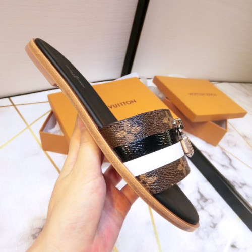 l0*is-V*t0n-lock-slippers
