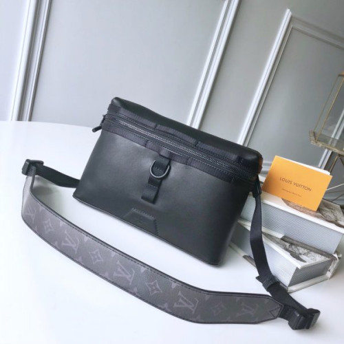 l0*is-V*t0n-messenger-bag-10