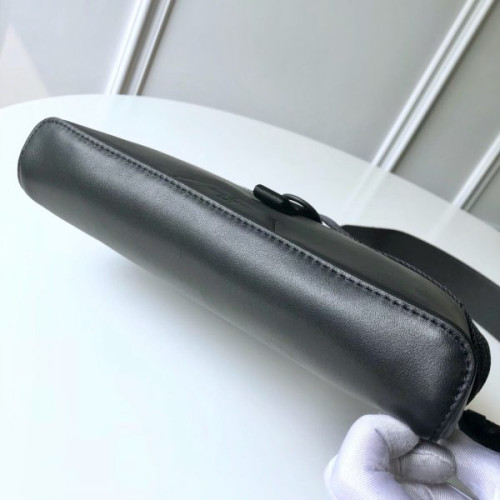 l0*is-V*t0n-messenger-bag-10