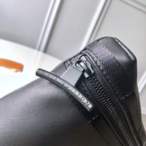 l0*is-V*t0n-messenger-bag-10