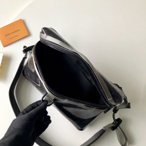 l0*is-V*t0n-messenger-bag-11