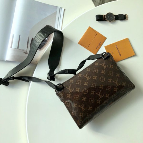 l0*is-V*t0n-messenger-bag-12