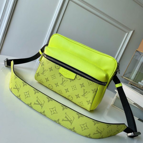 l0*is-V*t0n-messenger-bag-13