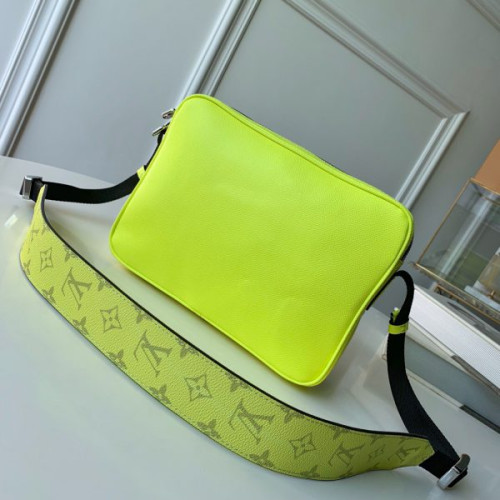 l0*is-V*t0n-messenger-bag-13