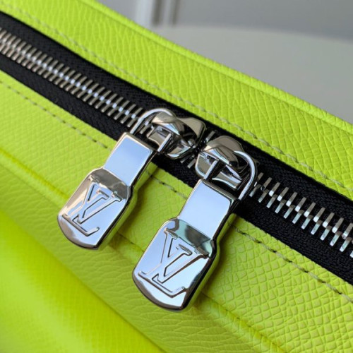 l0*is-V*t0n-messenger-bag-13