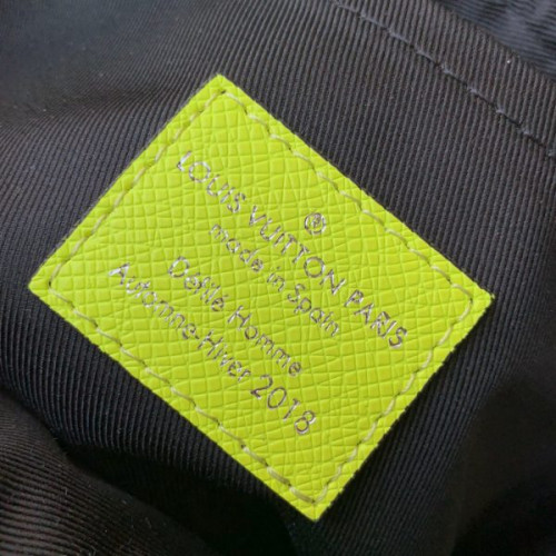 l0*is-V*t0n-messenger-bag-13