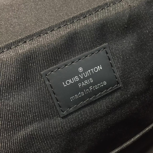 l0*is-V*t0n-messenger-bag-2