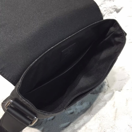 l0*is-V*t0n-messenger-bag-2