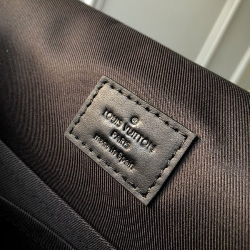 l0*is-V*t0n-messenger-bag-4