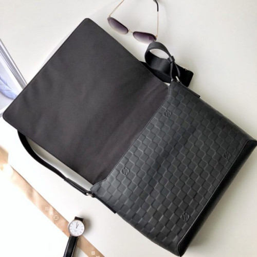 l0*is-V*t0n-messenger-bag-4