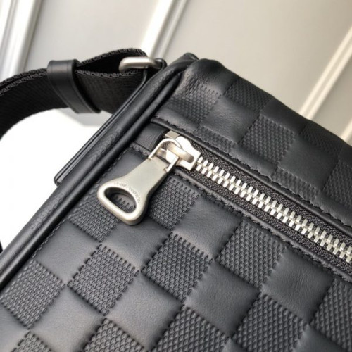 l0*is-V*t0n-messenger-bag-4