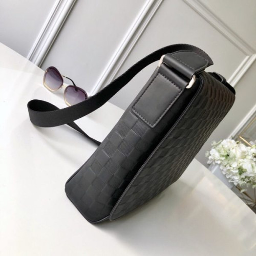l0*is-V*t0n-messenger-bag-4
