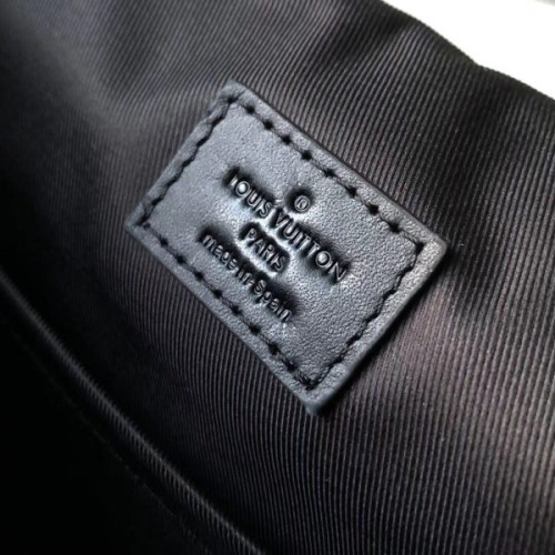 l0*is-V*t0n-messenger-bag-5