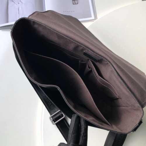 l0*is-V*t0n-messenger-bag-6