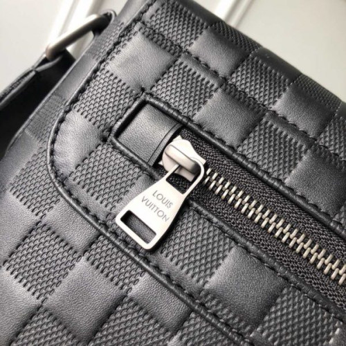 l0*is-V*t0n-messenger-bag-6