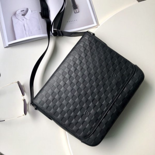 l0*is-V*t0n-messenger-bag-6