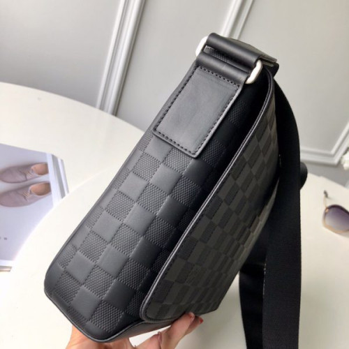 l0*is-V*t0n-messenger-bag-7