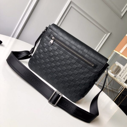 l0*is-V*t0n-messenger-bag-9