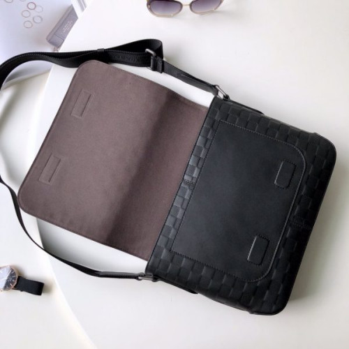 l0*is-V*t0n-messenger-bag-9