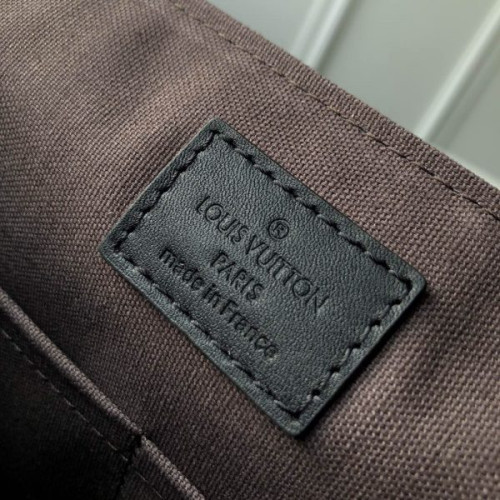 l0*is-V*t0n-messenger-bag-9