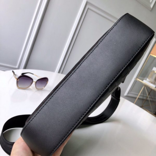 l0*is-V*t0n-messenger-bag-9