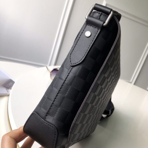 l0*is-V*t0n-messenger-bag-9