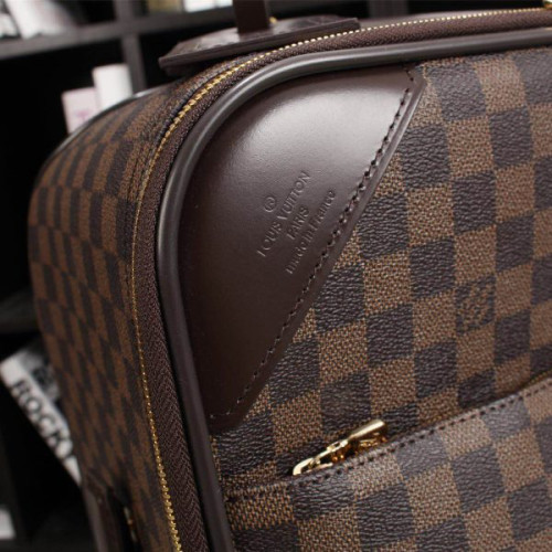 l0*is-V*t0n-travel-box-2