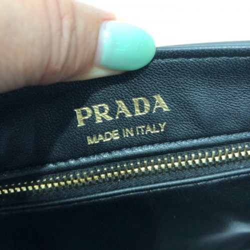 Pra*a-sidonie-large-saffiano-bag-4